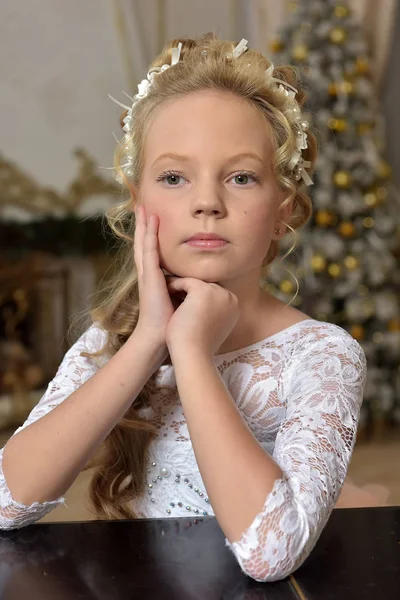 Saçında çiçekler beyaz bir kızla portresi — Stok fotoğraf