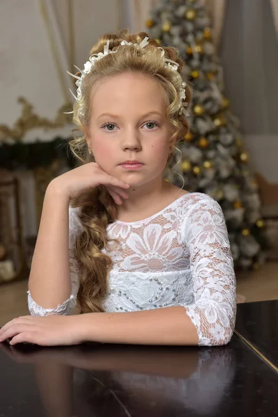 Porträtt av en flicka i vitt med blommor i håret — Stockfoto