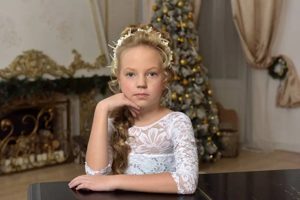 Ritratto di una ragazza in bianco con dei fiori tra i capelli — Foto Stock