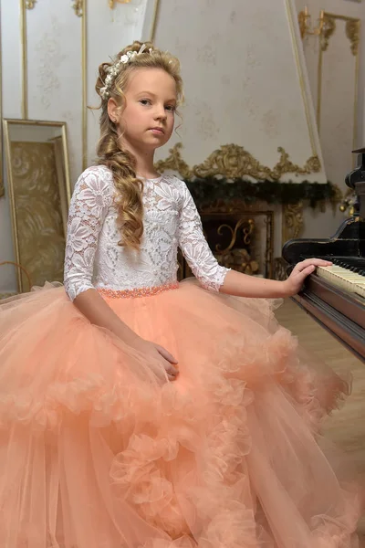 ピアノでピーチ姫の肖像画のドレスします。 — ストック写真