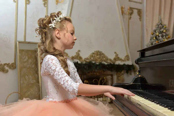 Retrato de uma princesa em vestido de pêssego no piano — Fotografia de Stock