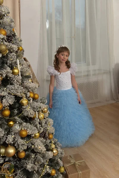 Chica en blanco con vestido festivo azul — Foto de Stock