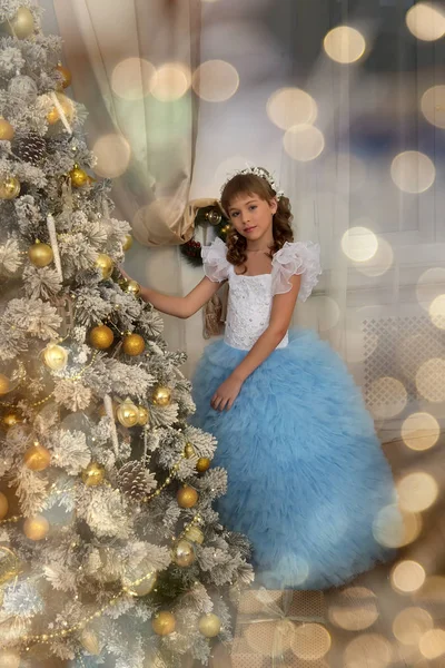 Menina em branco com vestido festivo azul — Fotografia de Stock