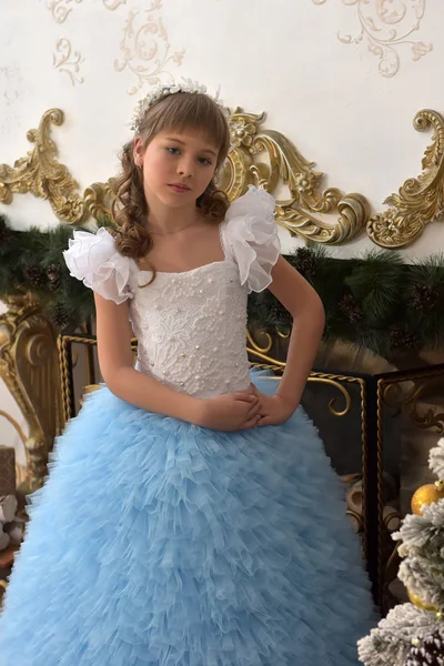 Menina em branco com vestido festivo azul — Fotografia de Stock