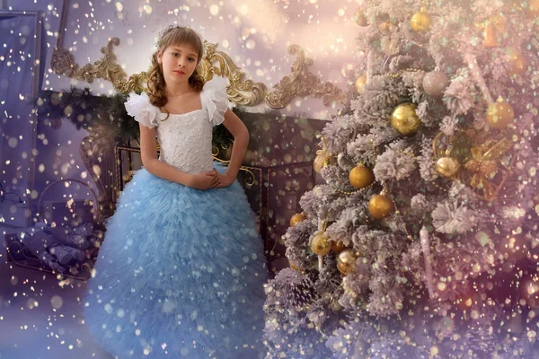Κορίτσι σε λευκό με μπλε γιορτινά — Φωτογραφία Αρχείου