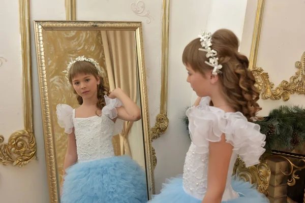 소녀는 거울에 있는 그녀의 반영에서 보인다 — 스톡 사진