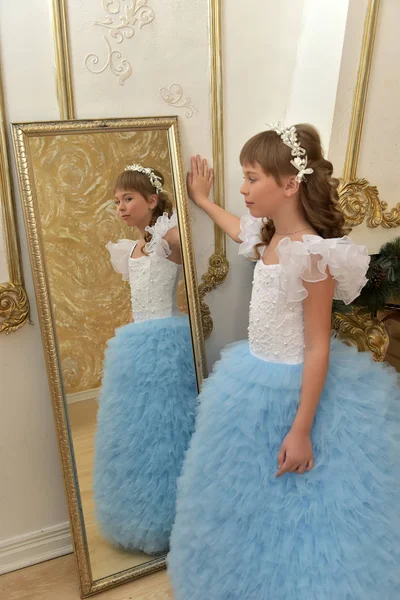 Fille regarde son reflet dans le miroir — Photo