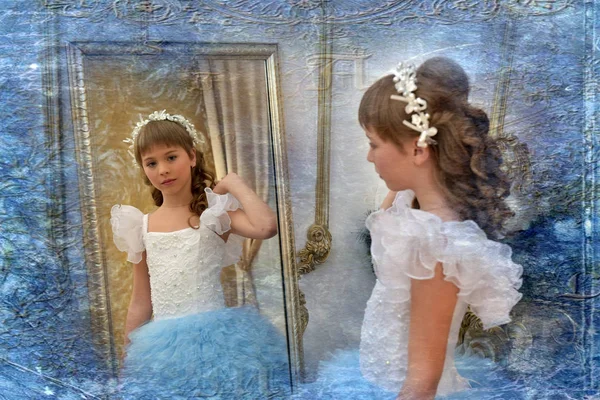 Menina olha para o seu reflexo no espelho — Fotografia de Stock