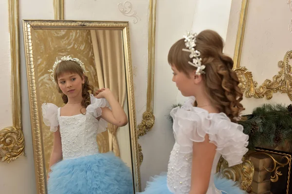 Chica mira su reflejo en el espejo — Foto de Stock