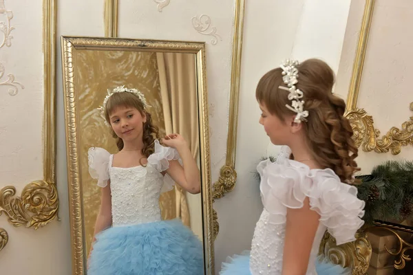 소녀는 거울에 있는 그녀의 반영에서 보인다 — 스톡 사진