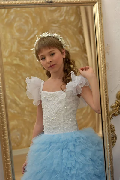 거울에 푸른 축제 드레스와 화이트 소녀 — 스톡 사진