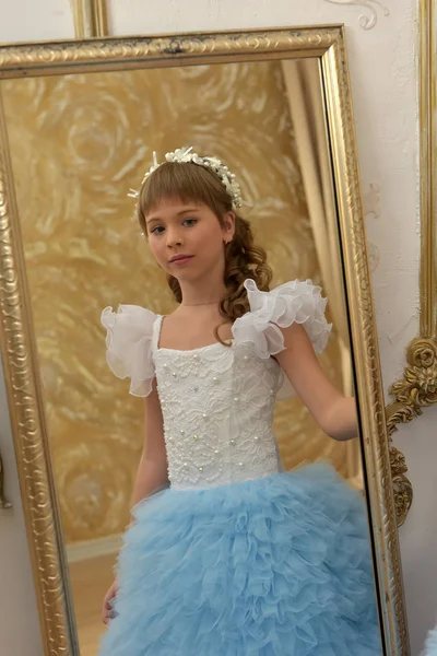 거울에 푸른 축제 드레스와 화이트 소녀 — 스톡 사진