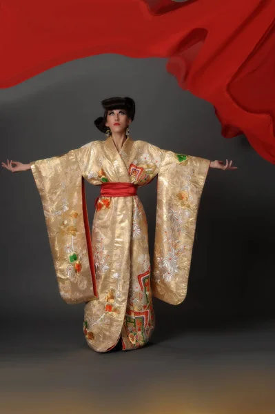 Mulher em kimano dourado — Fotografia de Stock