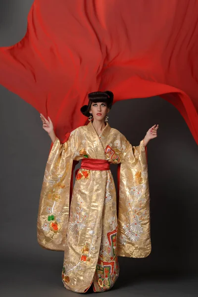 Γυναίκα με χρυσή kimano — Φωτογραφία Αρχείου
