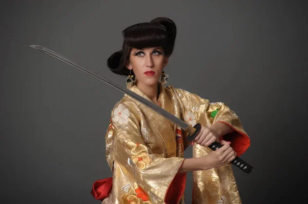 Μια γυναίκα με χρυσή kimano — Φωτογραφία Αρχείου
