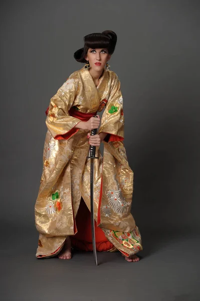 Kobieta w złotej kimano — Zdjęcie stockowe