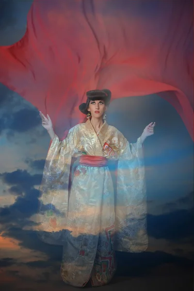 Žena v zlaté kimano — Stock fotografie