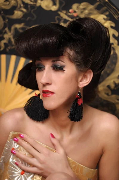 創造的な東洋の髪型と長い ey 女性の肖像 — ストック写真