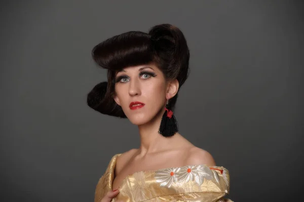 Portrait d'une femme avec une coiffure orientale créative et longue ey — Photo