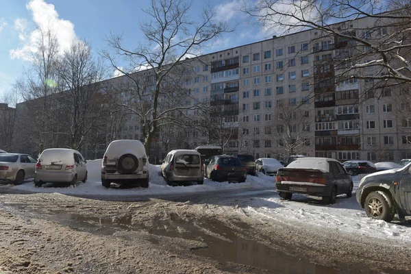 Rusya Petersburg 2016 Arabalar Önünde Bir Blok Konut Kentin Yerleşim — Stok fotoğraf