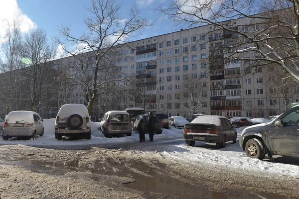 Rusya Petersburg 2016 Arabalar Önünde Bir Blok Konut Kentin Yerleşim — Stok fotoğraf