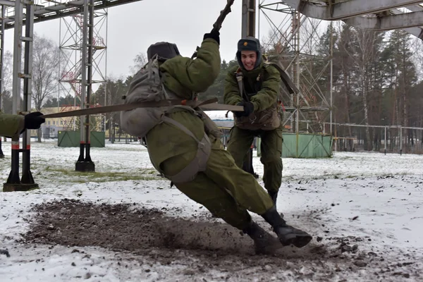 2014年12月20日俄罗斯Novorossiysk首次跳伞前训练军事伞兵的训练装备 — 图库照片