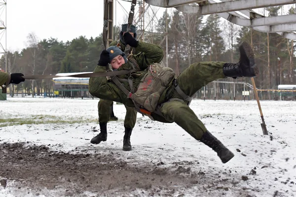 ロシア Novorosysk 2014最初のジャンプの前に軍事パラシュートを訓練するための訓練装置 — ストック写真