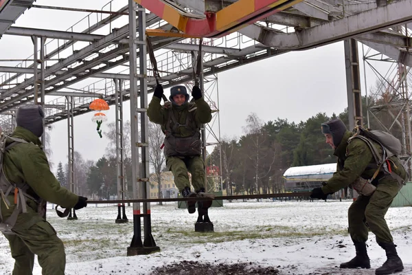 2014年12月20日俄罗斯Novorossiysk首次跳伞前训练军事伞兵的训练装备 — 图库照片