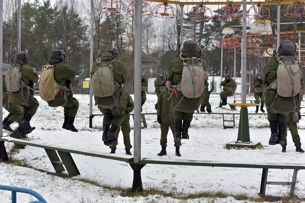 2014年12月20日俄罗斯Novorossiysk首次跳伞前训练军事伞兵的训练装备 — 图库照片