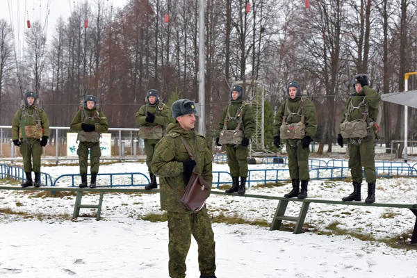 Equipo de entrenamiento para el entrenamiento de paracaidistas militares antes del — Foto de Stock