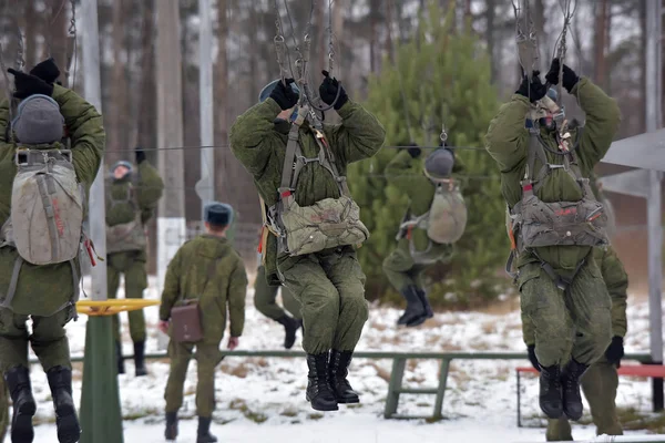 Träningsutrustning för träning av militära fallskärmshoppare före — Stockfoto