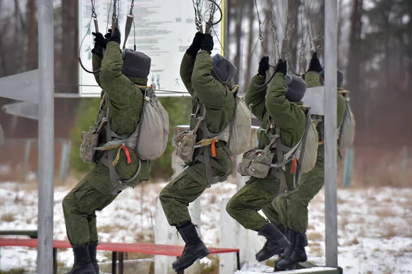 Equipamento de treinamento para treinamento de pára-quedistas militares antes do — Fotografia de Stock