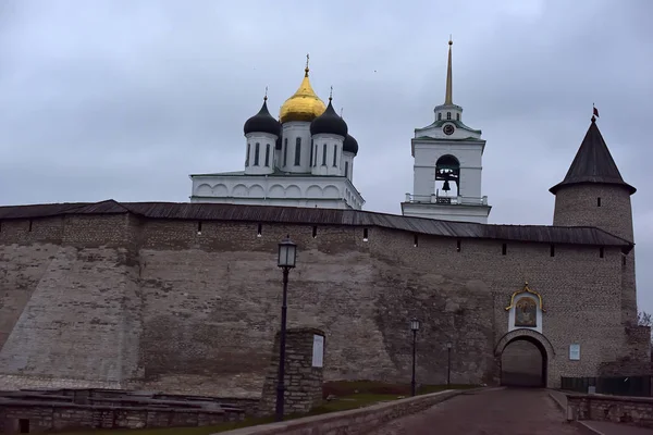 Pohled na Pskov Kremlu, Pskov Krom, antická Citadela v Pskově O — Stock fotografie