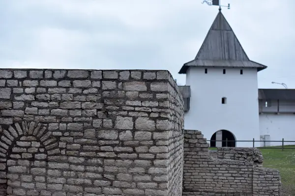 Veduta del Cremlino di Pskov, del Crom di Pskov, un'antica cittadella a Pskov O — Foto Stock