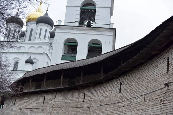 Vista del Kremlin de Pskov, Pskov Krom, una antigua ciudadela en Pskov O —  Fotos de Stock