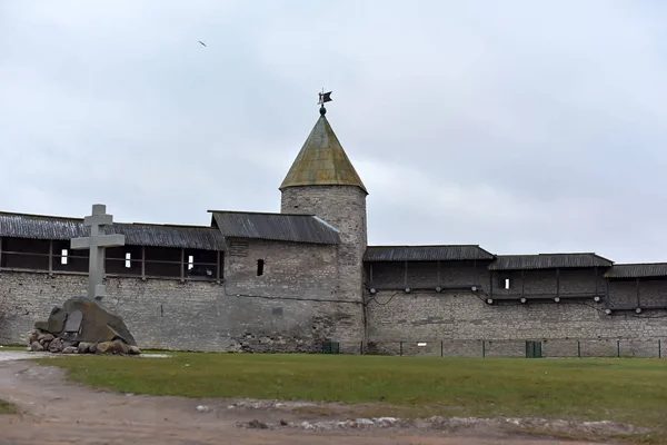 Veduta del Cremlino di Pskov, del Crom di Pskov, un'antica cittadella a Pskov O — Foto Stock