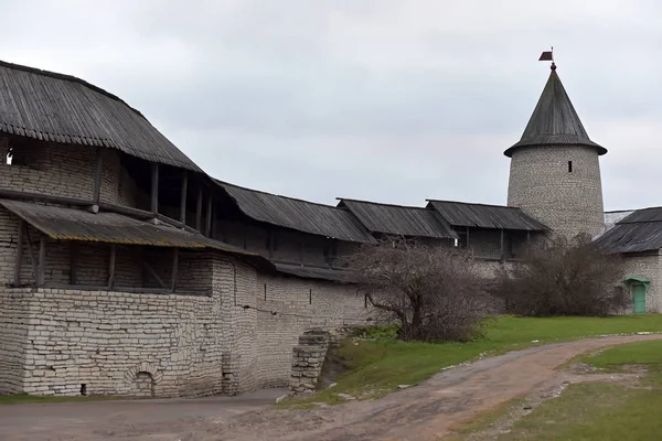 Vista del Kremlin de Pskov, Pskov Krom, una antigua ciudadela en Pskov O —  Fotos de Stock