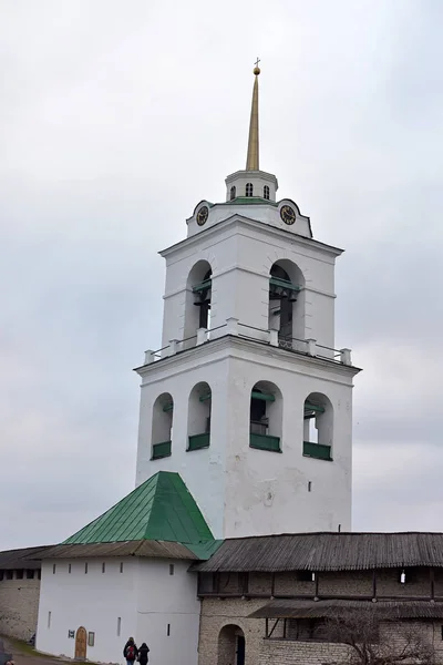 Vista del Kremlin de Pskov, Pskov Krom, una antigua ciudadela en Pskov O — Foto de Stock