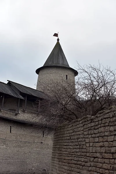 Veduta del Cremlino di Pskov, del Crom di Pskov, un'antica cittadella a Pskov O — Foto Stock