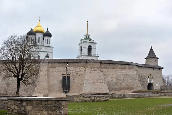 Pohled na Pskov Kremlu, Pskov Krom, antická Citadela v Pskově O — Stock fotografie