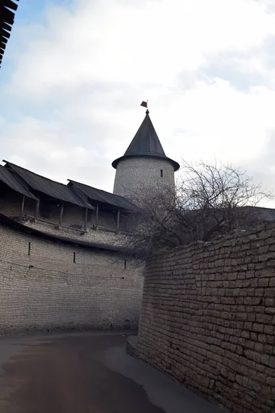 プスコフのクレムリン、プスコフ クロム プスコフ O で古代の城塞の眺め — ストック写真