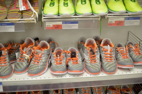 Rusia, San Petersburgo 27,12,2015 zapatillas de deporte en un estante en un super —  Fotos de Stock