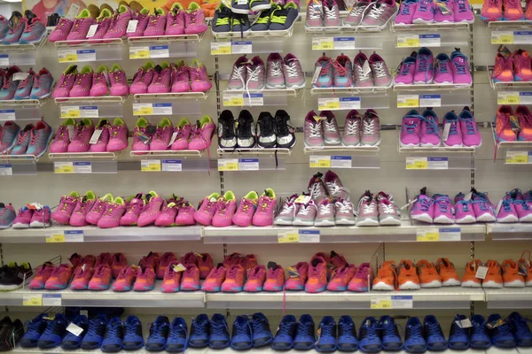 Rusia, San Petersburgo 27,12,2015 zapatillas de deporte en un estante en un super — Foto de Stock