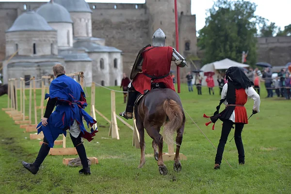 Festival rekonstrukce středověkého "Ruské pevnosti", jezdci o — Stock fotografie