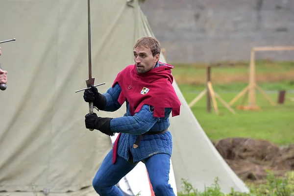 Festival des mittelalterlichen Wiederaufbaus "Russische Festung", Fechten — Stockfoto