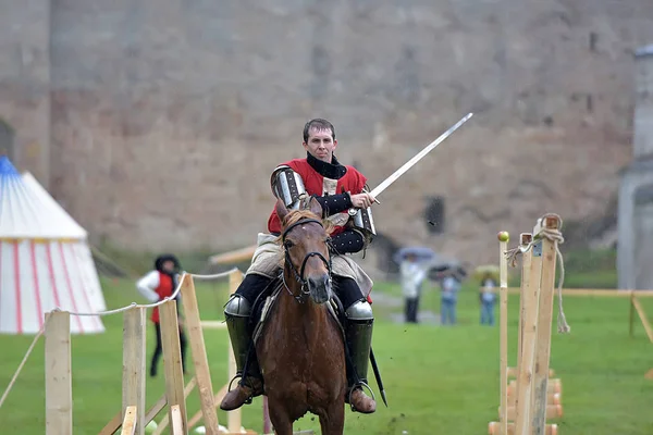 Festa della ricostruzione medievale "fortezza russa". Cavalcare — Foto Stock