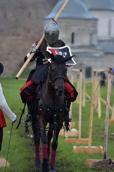 Festa della ricostruzione medievale "fortezza russa". Cavalcare — Foto Stock