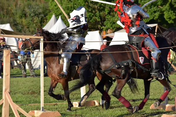 Festa della ricostruzione medievale "fortezza russa". Cavalcare — Foto Stock