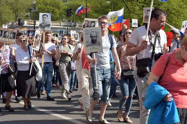 Immortal Regiment - people with portraits of their relatives, pa — Stock Photo, Image