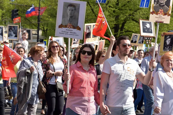 Immortal Regiment - people with portraits of their relatives, pa — Stock Photo, Image